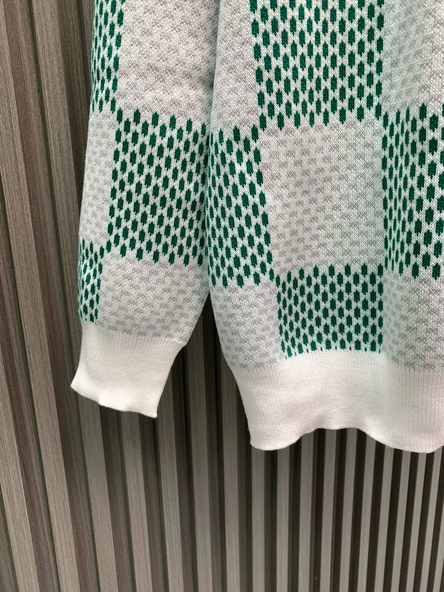 🅿️340 🀄️ Louis Vuitton Louis Vuitton*25SS green checkerboard round neck long-sleeved sweater. Originally purchased for 11,340. Fei Dong co-branded series. It is made of 14s fine knitting pieces and woven pieces imported from Germany. The knitting threads are color-matched. Environmentally friendly fixed dyeing. Customized cotton yarns are introduced. The yarns are processed by mercerization. Jacquard fabrics require fine yarn count and extremely high requirements for raw cotton. The body of the garment is made of imported 7-knit silk square weaving and jacquard craftsmanship. Each piece takes 150 minutes. The letter pattern adopts a double-sided wool hanging process, which is fine workmanship and clear texture. The extremely fine weaving thread is made of environmentally friendly fiber. The stitching uses a 9-pin plate. Each closing edge must be selected by hand. The stitching must be tight and smooth. The front, back, left, and right of the product body are neatly aligned. Combined with a special soft wash process, the body fabric has a soft and waxy drape feel. The softly stretched environmentally friendly microfiber creates the bottom layer and is not easily deformed when stretched.